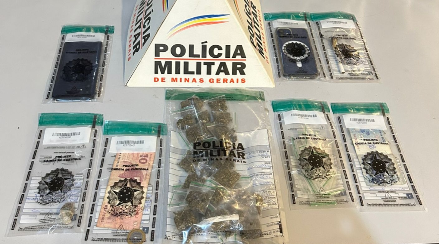 Jovem é preso e dois adolescentes são apreendidos por tráfico de drogas no Bairro das Graças em Santos Dumont